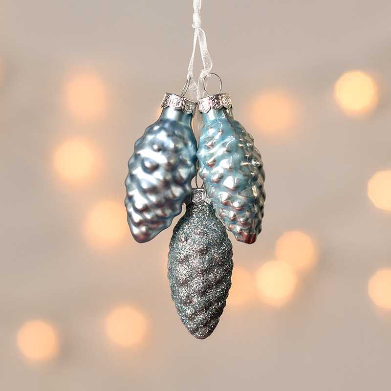 Zestaw trzech bombek...