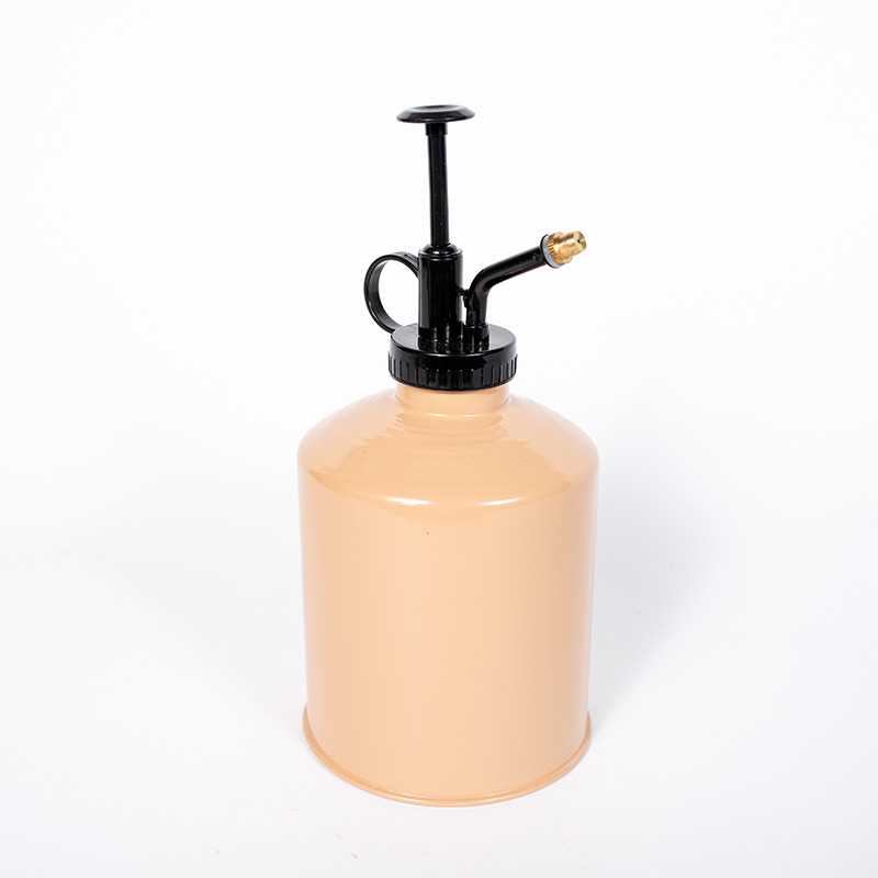 Metalowy zraszacz do roślin